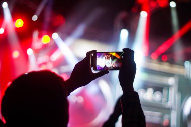 Bir konser sırasında akıllı telefonla fotoğraf çekmeyi kapat