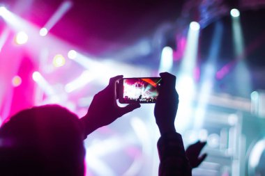 Bir konser sırasında akıllı telefonla fotoğraf çekmeyi kapat