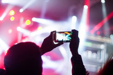 Bir konser sırasında akıllı telefonla fotoğraf çekmeyi kapat