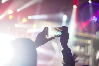 Bir konser sırasında akıllı telefonla fotoğraf çekmeyi kapat