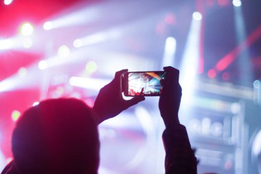 Bir konser sırasında akıllı telefonla fotoğraf çekmeyi kapat