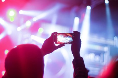 Bir konser sırasında akıllı telefonla fotoğraf çekmeyi kapat