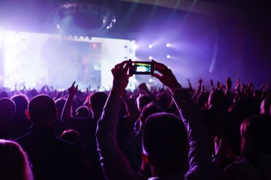 Bir konser sırasında akıllı telefonla fotoğraf çekmeyi kapat