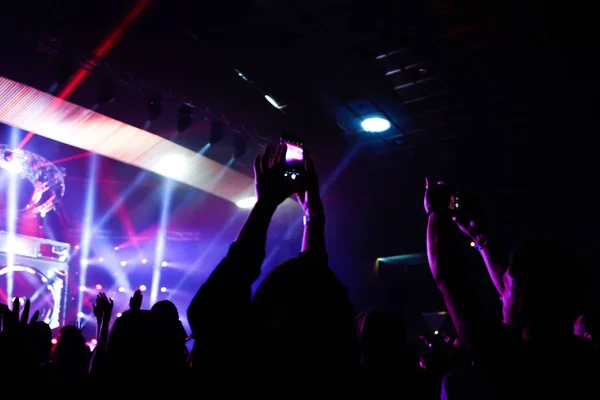Fechar de fotografar com smartphone durante um concerto — Fotografia de Stock