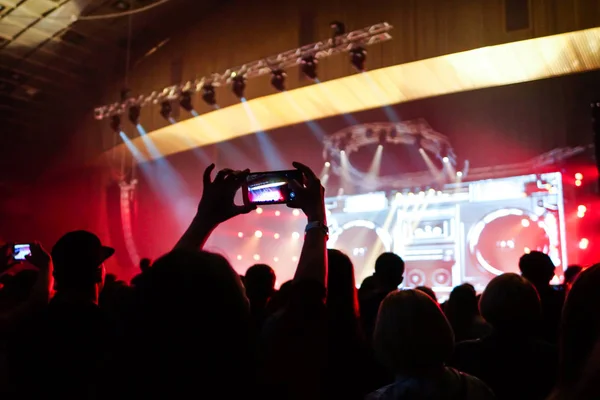 Close-up van het fotograferen met smartphone tijdens een concert — Stockfoto