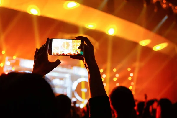 Nahaufnahme vom Fotografieren mit dem Smartphone während eines Konzerts — Stockfoto