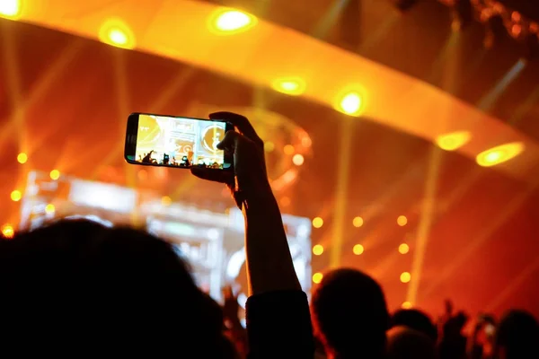 Bir konser sırasında akıllı telefonla fotoğraf çekmeyi kapat — Stok fotoğraf