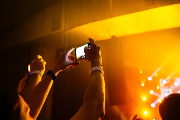 Fechar de fotografar com smartphone durante um concerto — Fotografia de Stock