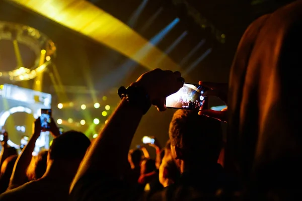 Primer plano de la fotografía con smartphone durante un concierto — Foto de Stock