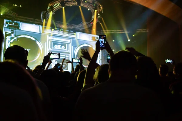 콘서트중에 스마트폰으로 사진을 찍는 장면을 클로즈업 — 스톡 사진