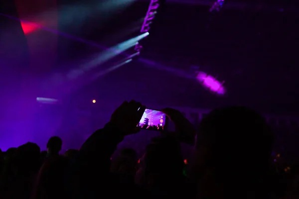 Nahaufnahme vom Fotografieren mit dem Smartphone während eines Konzerts — Stockfoto