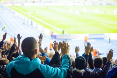 Stadyum podyumda alkışlar futbol taraftarları