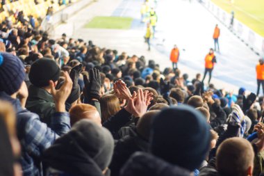 Stadyum podyumda alkışlar futbol taraftarları