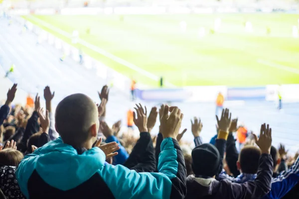 Fãs de futebol batendo palmas no pódio do estádio — Fotografia de Stock