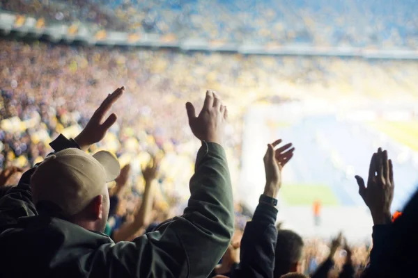 Aficionados al fútbol aplaudiendo en el podio del estadio —  Fotos de Stock