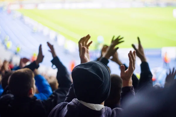 Fani piłki nożnej klaskanie na podium stadionu — Zdjęcie stockowe