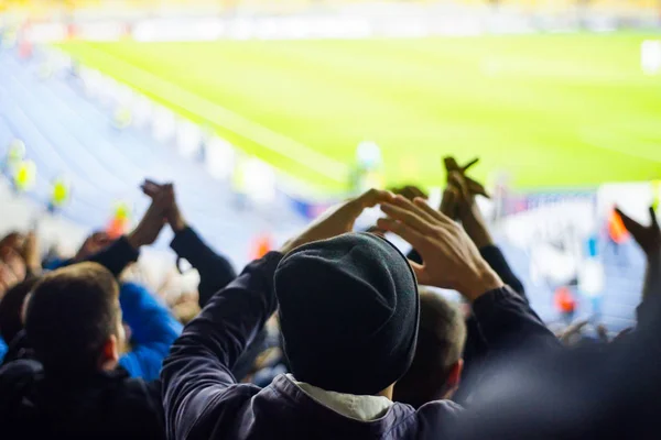 Fãs de futebol batendo palmas no pódio do estádio — Fotografia de Stock