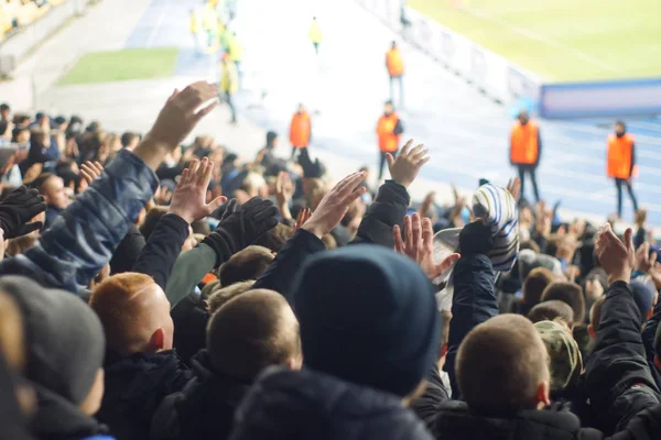 Fãs de futebol batendo palmas no pódio do estádio — Fotografia de Stock