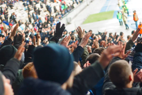 Fãs de futebol batendo palmas no pódio do estádio — Fotografia de Stock