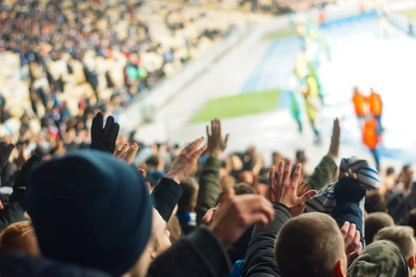 フットボールのファンは競技場の表彰台に拍手 — ストック写真
