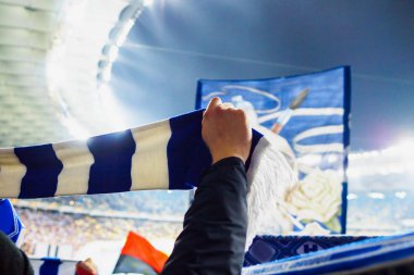 Eşarp rengi kendi kulüpleri ile futbol fanlar tutmak