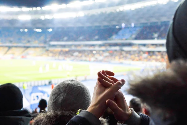 Aficionados en el estadio apoyan el club de deportes de algodón —  Fotos de Stock