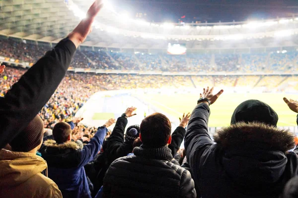 A szurkolók a stadionban támogatja a pamut sport club — Stock Fotó
