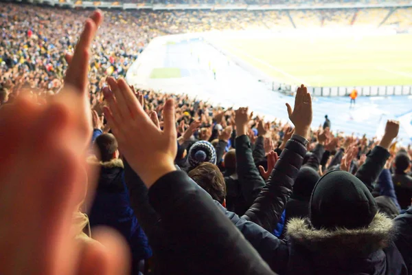 Ventilators bij het stadion ondersteunen de sportclub van katoen — Stockfoto