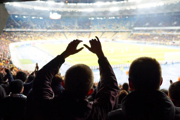 Fãs no estádio apoiar o clube de esportes de algodão — Fotografia de Stock