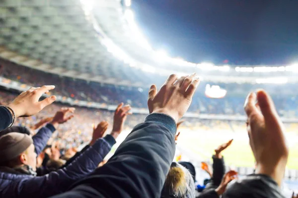 Aficionados en el estadio apoyan el club de deportes de algodón — Foto de Stock