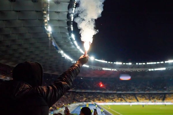 축구 팬 경기 중 불에 횃불을 들고 있다 — 스톡 사진