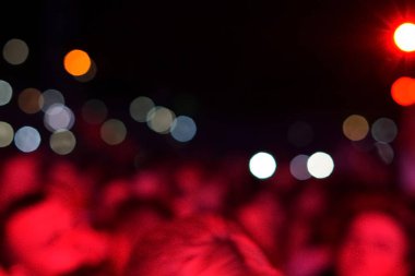 Bulanık arka plan: seyirci, müzik showbiz konsepti ile konser Bokeh aydınlatma