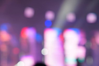 Bulanık arka plan: seyirci, müzik showbiz konsepti ile konser Bokeh aydınlatma
