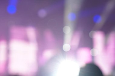 Bulanık arka plan: seyirci, müzik showbiz konsepti ile konser Bokeh aydınlatma