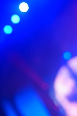 Bulanık arka plan: seyirci, müzik showbiz konsepti ile konser Bokeh aydınlatma