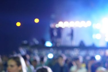 Bulanık arka plan: seyirci, müzik showbiz konsepti ile konser Bokeh aydınlatma
