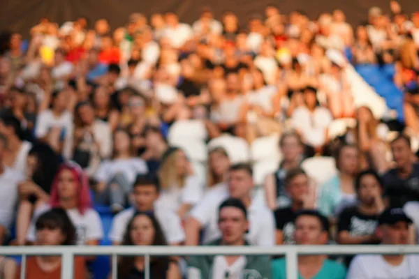 Размытая толпа зрителей на трибуне стадиона на спортивном мероприятии — стоковое фото