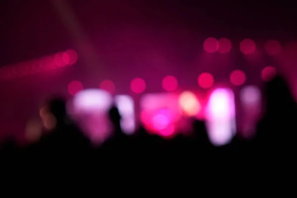 Sfondo sfocato: Bokeh illuminazione in concerto con il pubblico, Concetto di showbiz musicale — Foto Stock