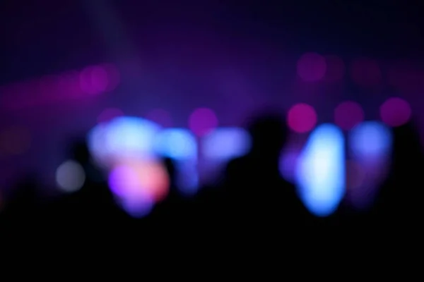 Rozmazané pozadí: Bokeh osvětlení ve shodě s publikem, hudební show koncept — Stock fotografie