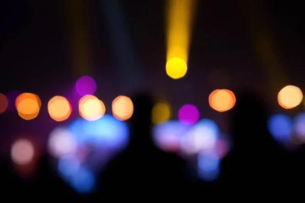 Sfondo sfocato: Bokeh illuminazione in concerto con il pubblico, Concetto di showbiz musicale — Foto Stock