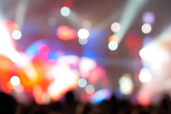 Verschwommener Hintergrund: Bokeh-Beleuchtung im Konzert mit Publikum, Musik-Showbiz-Konzept — Stockfoto