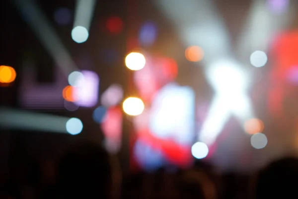Verschwommener Hintergrund: Bokeh-Beleuchtung im Konzert mit Publikum, Musik-Showbiz-Konzept — Stockfoto