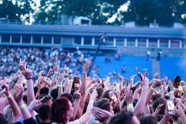 kalabalık seyirci kadar eller yükselterek bir müzik konserinde