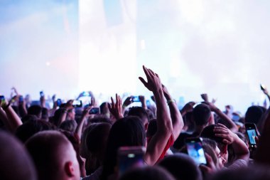 kalabalık seyirci kadar eller yükselterek bir müzik konserinde