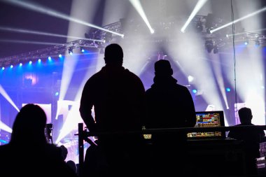 Açık hava festivali konserinde ses ve ışık mühendisi.
