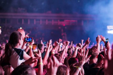 kalabalık seyirci kadar eller yükselterek bir müzik konserinde