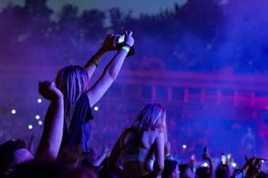 kalabalık seyirci kadar eller yükselterek bir müzik konserinde