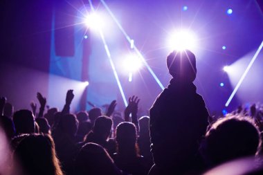 Yaz müzik festivalinde konser sırasında elleri havada dans eden, şarkı söyleyen ve müzik dinleyen kızlar.