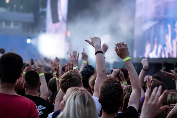Kalabalık seyirci kadar eller yükselterek bir müzik konserinde — Stok fotoğraf