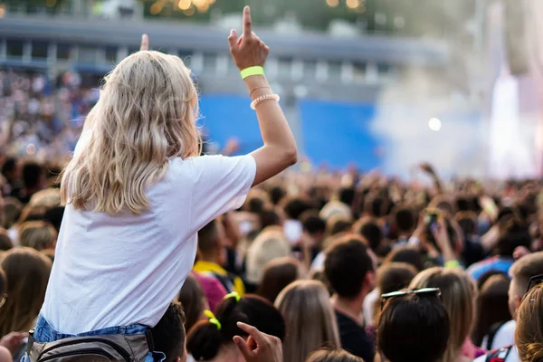 夏の音楽祭のコンサートショー中に手を挙げて踊り、歌を歌い、音楽を聴く女の子 — ストック写真